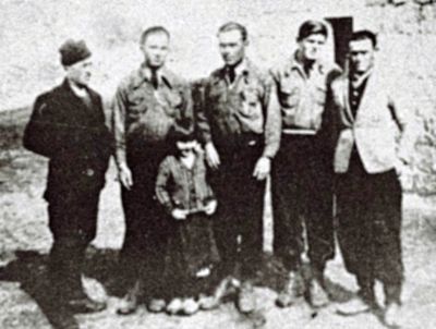 Шесторо преживјелих Црногораца:ПЕРО, РАЈКО, ИЛИЈА (Рајков брат), ЛУКА и МИЈО, а испред њих МАРА ЦРНОГОРАЦ